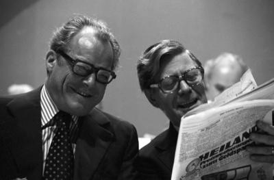 Willy Brandt (li., BRD/SPD-Bundesvorsitzender) und Bundeskanzler Helmut Schmidt (BRD/SPD) - SPD-Bundesparteitag in Dort-stock-foto