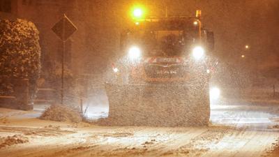 Intensive Schneef?lle auf Grund einer Luftmassengrenze sorgten in der Eifel f?r einige Probleme. Bis zu 10 cm Neuschnee-stock-foto