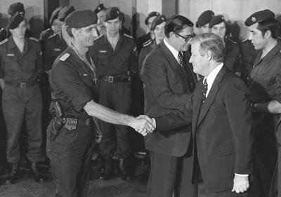 Bundeskanzler Helmut Schmidt (re., GER/SPD) gratuliert GSG 9 Einsatzleiter Ulrich Wegener (GER) nach der Befreiung der-stock-foto