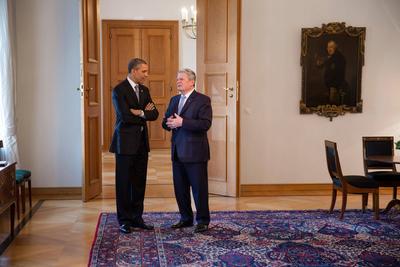 President Barack Obama talks with German President Joachim Gauck before their bilateral meeting at Schloss Bellevue in B-stock-foto