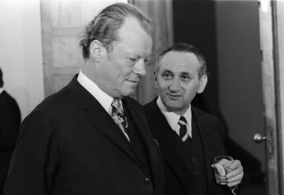 Seinen 90. Geburtstag feiert Egon BAHR am 18. M?rz 2012, Willy BRANDT (SPD / Bundeskanzler) im Gespraech mit Egon BAHR-stock-foto