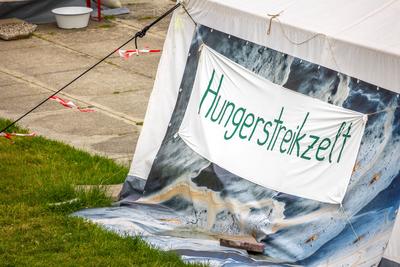 Zelt in dem dem sich die Hungerstreikenden aufhalten.. 29.05.2024, Berlin, GER - Protestcamp der Klimaktivisten und Hung-stock-foto