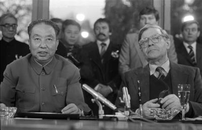 Deutschland, Bonn, 24.10.1979 Archiv-Nr.: 01-13-16 Hua Guofeng, chinesischer Ministerpraesident und Bundeskanzler Helmu-stock-photo