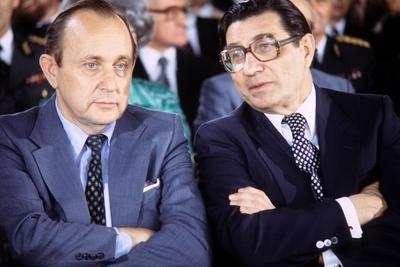Au?enminister Hans-Dietrich Genscher (li., Deutschland/FDP) neben Innenminister Werner Maihofer (Deutschland/FDP)-stock-foto