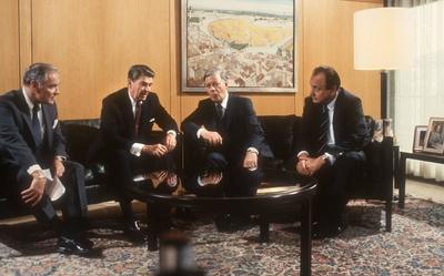 Bundeskanzler Helmut Schmidt, (mitte rechts) SPD, im Gespraech mit US-Praesident Ronald Reagon (mitte links), Aussenmin-stock-photo