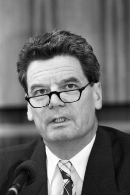 Bildnummer: 54078997  Datum: 01.07.1993  Copyright: imago/sepp spieglJoachim Gauck (Bundesbeauftragte f?r die Unterlagen des Staatssicherheitsdienstes der ehemaligen DDR) - Pressekonferenz in Bonn; 1993, Bonn, Politik , sw; , hoch, Kbneg, Portr?t,  , PeopleBildnummer 54078997 Date 01 07 1993 Copyright Imago Sepp Spiegl Joachim Gauck Federal officials for the Documents the State Security Service the former GDR Press conference in Bonn 1993 Bonn politics black and white vertical Kbneg Portrait Celebrities-stock-foto