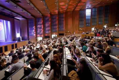 Studenten lauschen im gro?en H?rsaal am Tag der Erstsemesterbegr??ung den Ausf?hrungen der Uni-Vertreter zum Wintersemes-stock-foto
