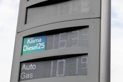 Umweltfreundlicherer Kraftstoff Dissen am Teutoburger Wald, Deutschland - 21.7.2024: Unter dem Namen Klima Diesel 25 wir-stock-photo