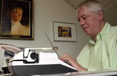 Schriftsteller Helmut Rellergerd (GER) alias Jason Dark arbeitet an der Schreibmaschine in seiner Refrather Wohnung ber-stock-foto