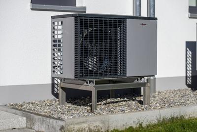 01.11.2024, Heizen mit der W?rmepumpe. An einem Neubau-Wohnhaus in Pfaffenhausen (Allg?u) ist eine Luft-Wasser-W?rmepump-stock-photo