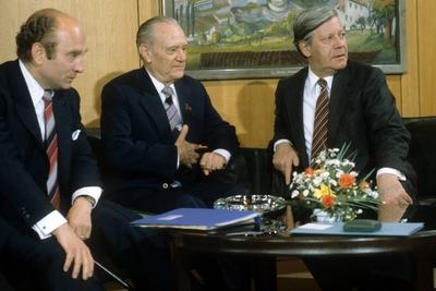 Bundeskanzler Helmut Schmidt (re., Deutschland/SPD) neben Wirtschaftsminister Otto Graf Lambsdorff (li., Deutschland) u-stock-foto