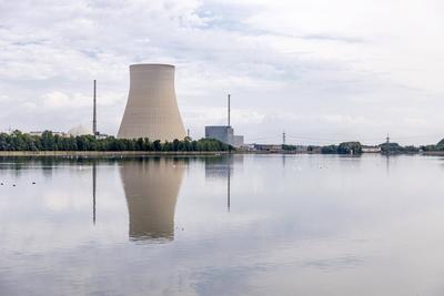 Atomkraftwerk entlang des Isarradweges 20230721tr055 PreussenElektra GmbH Kernkraftwerk Isar K?hlturm Essenbach Bayern D-stock-foto