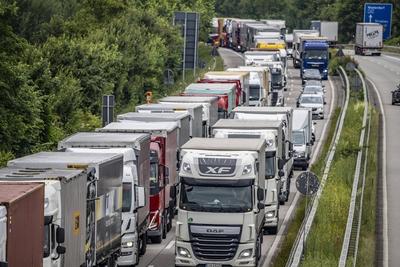 9 Km langer Stau auf der Autobahn A40 in Richtung Osten, zwischen der Niederl?ndischen Grenze bei Venlo, vor der Anschlu-stock-foto