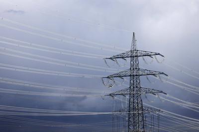 Gewitterwolken hinter Hochspannungsleitung bei K?ln Weiden. Die Ampel hat sich auf den sogenannten Industriestrompreis g-stock-foto