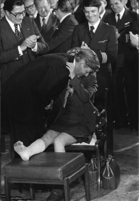 Bundeskanzler Helmut Schmidt (GER/SPD) umarmt Stewardess Gabriele Dillmann (GER) nach ihrer Befreiung aus der Lufthansa-stock-foto