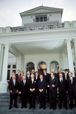 Kabinett Schmidt II mit Bundespr?sident (alle GER) vor der Villa Hammerschmidt in Bonn - V.l.n.r.: Egon Franke (SPD/Bun-stock-foto
