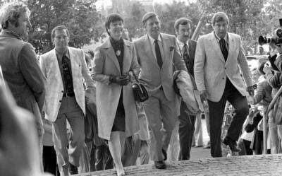 Fussball Weltmeisterschaft 1974 Finale Deutschland - Holland 07.07.1974 Bundeskanzler Helmut SCHMIDT (Mitte, SPD) kommt-stock-photo