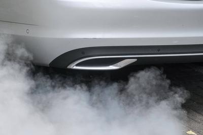 Düsseldorf 16.12.2022 Stau Abgase Umwelt Verkehr Emission Staubpartikel Auto LKW Auspuff Autoauspuff Auspuffrohr Emissio-stock-photo