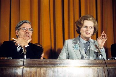 Bundeskanzler Helmut Schmidt (Deutschland/SPD) neben Premierministerin Margaret Thatcher (Gro?britannien) anl?sslich ei-stock-foto