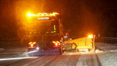 Intensive Schneef?lle auf Grund einer Luftmassengrenze sorgten in der Eifel f?r einige Probleme. Bis zu 10 cm Neuschnee-stock-foto