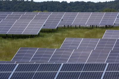 Bilderserie 16.06.2024, Gro?er Solarpark im Steigerwald Solarpark in der Landschaft Burghaslach, Franken Bayern Deutschl-stock-foto