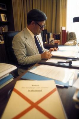 Finanzminister Helmut Schmidt (Deutschland/SPD) am Schreibtisch-stock-foto