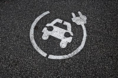 Elektromobilit?t. Piktogram f?r Ladestation von Elektroautos. Traunstein Bayern Deutschland *** Electromobility pictogra-stock-foto