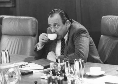 Bundesaussenminister Hans Dietrich Genscher, FDP, trinkt Kaffee im Kabinettsaal. Bonn den 31.01.1980, Bonn Deutschland-stock-foto