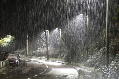 Schneefall in tiefen Lagen Deutschlands In seltenen F?llen erreichen Schneef?lle auch das Tiefland im Ruhrtal bei 54 Met-stock-foto
