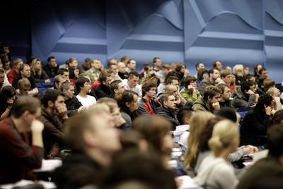 Studenten in einem Hoersaal an der Technischen Universitaet Berlin Deutschland Students at Techn-stock-foto