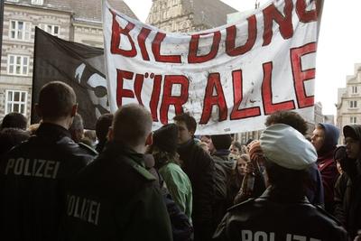 Bildung f?r alle! - Studenten tragen ein Transparent und Polizeibeamte versperren den Weg zur B?rgerschaft w?hrend einer-stock-foto