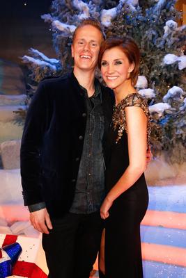 Sangerin Anna Maria Zimmermann (GER) mit ihrem Freund Christian - ARD Liveshow Das Adventsfest der 100.000 Lichter aus d-stock-foto