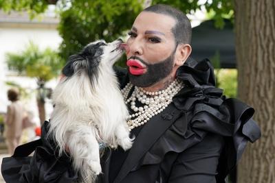 Star Dessigner Harald Gloeoeckler laedt zur Geburtstagsparty ins Chateau Pompoeoes. Harald Gloeoeckler mit Hund Billy Ki-stock-foto