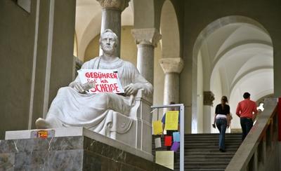 Transparent - Geb?hren find ich schei?e - auf der Statue K?nig Ludwigs I w?hrend der Demo in der Ludwig Maximilians Univ-stock-photo