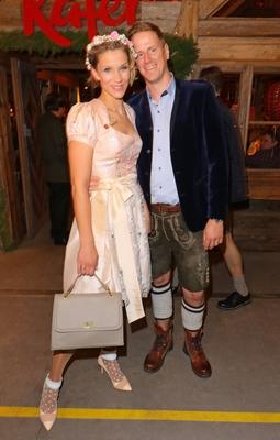Oktoberfest 27 09 2018 Anna Maria Zimmermann + Mann Christian Tegeler im Festzelt Kaefers Wiesn Sc-stock-photo