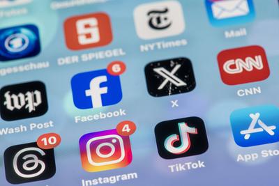 Instagram, Facebook und X mit anderen Apps auf dem Smartphone, M?nchen, Januar 2025-stock-foto