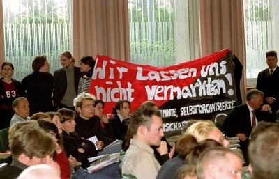 Demonstranten protestieren gegen Studiengeb?hren-stock-photo