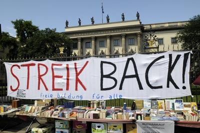 Studenten und Sch?ler demonstrieren gegen das Schulsystem, Studiengeb?hren und schlechte Studienbedingungen - Transparen-stock-foto