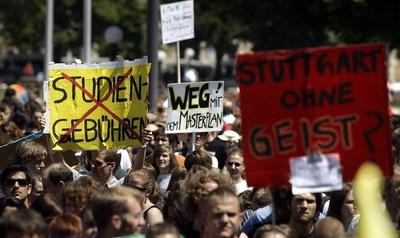 Bundesweiter Bildungsstreik gegen das Schulsystem, Studiengeb?hren und schlechte Studienbedingungen - Teilnehmer in Stut-stock-foto