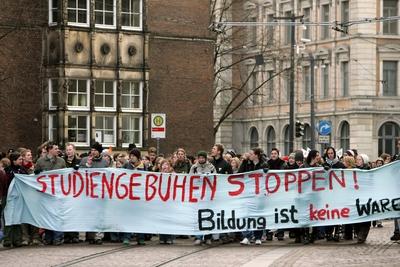 Studiengeb?hren stoppen! Bildung ist keine Ware! - Studenten tragen ein Transparent w?hrend einer Demonstration gegen St-stock-foto
