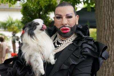 Star Dessigner Harald Gloeoeckler laedt zur Geburtstagsparty ins Chateau Pompoeoes. Harald Gloeoeckler mit Hund Billy Ki-stock-foto