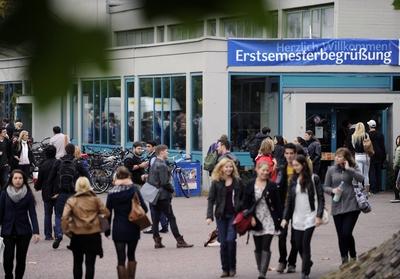 Uni Beginn und Erstsemesterbegr??ung an der Heinrich Heine Universit?t in D?sseldorf.-stock-foto