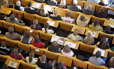 Studenten waehrend einer Vorlesung an der Humboldt Universitaet Berlin 16 10 2006 Berlin-stock-foto