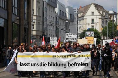 Studenten und Sch?ler demonstrieren gegen das Schulsystem, Studiengeb?hren und schlechte Studienbedingungen - Studenten-stock-foto