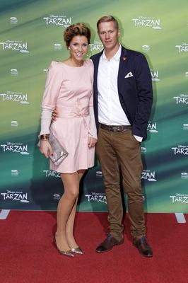 Anna-Maria Zimmermann mit Ehemann Christian Tegeler bei der Premiere des Musicals Tarzan im Stage Metronom Theater. Obe-stock-foto