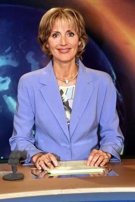 Bildnummer: 50402561  Datum: 06.05.2002  Copyright: imago/Fernando BaptistaModeratorin Petra Gerster (GER) anl?sslich eines Pressetermins des ZDF Heute Journal in Mainz, Personen , optimistisch; 2000, Moderator, Moderatoren, Fernsehmoderator, Fernsehmoderatorin, Fernsehmoderatoren, Journalist, Journalistin, Journalisten, Fernsehen, TV, l?chelt, l?cheln, l?chelnd , Pressetermin , Fotoshooting; , hoch, Kbdig, Einzelbild, close, Deutschland, Aktion, People-stock-foto