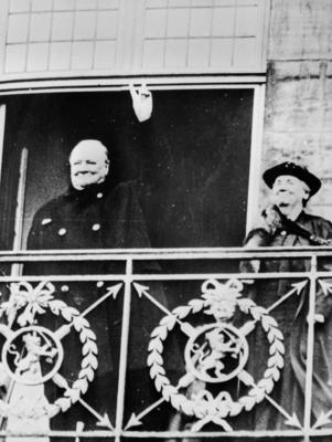 RVD / Royal House photo collection. Queen Wilhelmina with Winston Churchill on the balcony of Palace on Dam Square on Ma-stock-foto