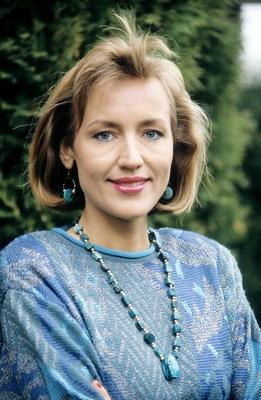 Bildnummer: 56706662  Datum: 01.04.1989  Copyright: imago/teutopressPetra Gerster (TV-Moderatorin, Journalistin) 04/89 - Petra Gerster im April 1989 exklusive Homestory exklusiv privat zu Hause german tv presenter Journalist journalism female Deutschland deutsch Deutsche Frau Journalismus Moderation TV Fernsehen blond langhaarig Schmuck Ohrring Kette leger Pullover Pulli hoch Portrait l?chelnd drau?en People Shooting x0x xsk 1989 hoch Aufmacher  56706662 Date 01 04 1989 Copyright Imago teutopress Petra Gerster TV Presenter Journalist 04 89 Petra Gerster in April 1989 exclusive Home story exclusive private to Home German TV Presenter Journalist Journalism Female Germany German German Woman Journalism Moderation TV Television blond long haied Jewellery Earring Chain casual Sweater Pulli vertical Portrait smiling outside Celebrities Shooting x0x xSK 1989 vertical Highlight-stock-foto