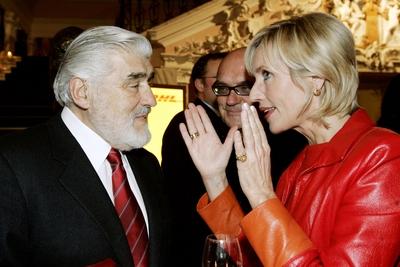 Bildnummer: 50753200  Datum: 28.02.2005  Copyright: imago/Fernando BaptistaSchauspieler Mario Adorf (li., GER) mit Moderatorin Petra Gerster (GER) bei der DHL-Party -Face to Face- in Wiesbaden, Personen , optimistisch; 2005, Wiesbaden, Parties, Moderatoren, Moderatorin, Fernsehmoderatoren, Fernsehmoderatorin, Journalistin, Journalisten; , quer, Kbdig, Gruppenbild, close, Film, Kunst, Deutschland, Randbild, People / Moderator, Fernsehmoderator, TV, Journalist-stock-foto