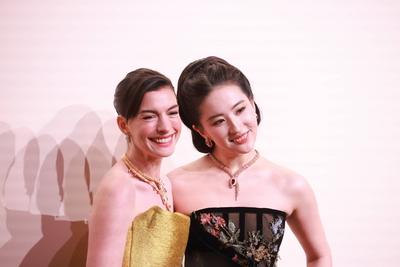 SHANGHAI, CHINA - JANUARY 08: American actress Anne Hathaway (L) and actress Crystal Liu Yifei attend the opening ceremo-stock-foto